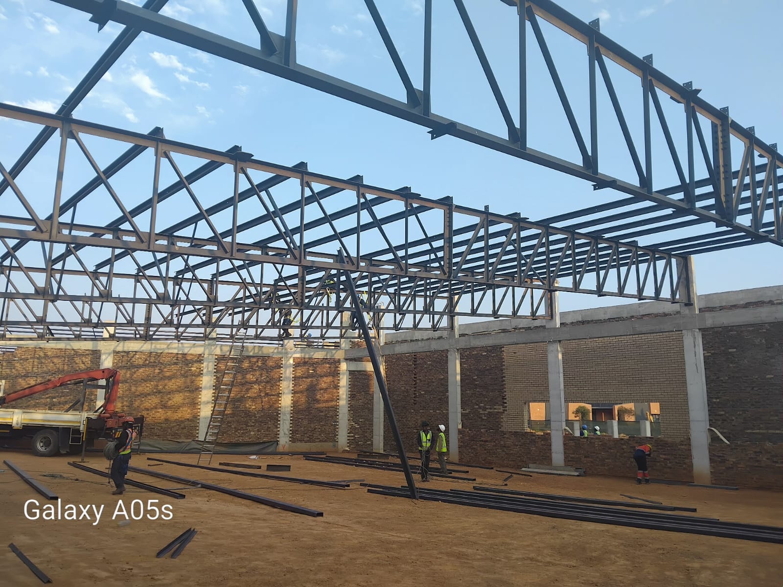 NWU Usala Lecture Halls — Mafikeng — Main roof trusses erected