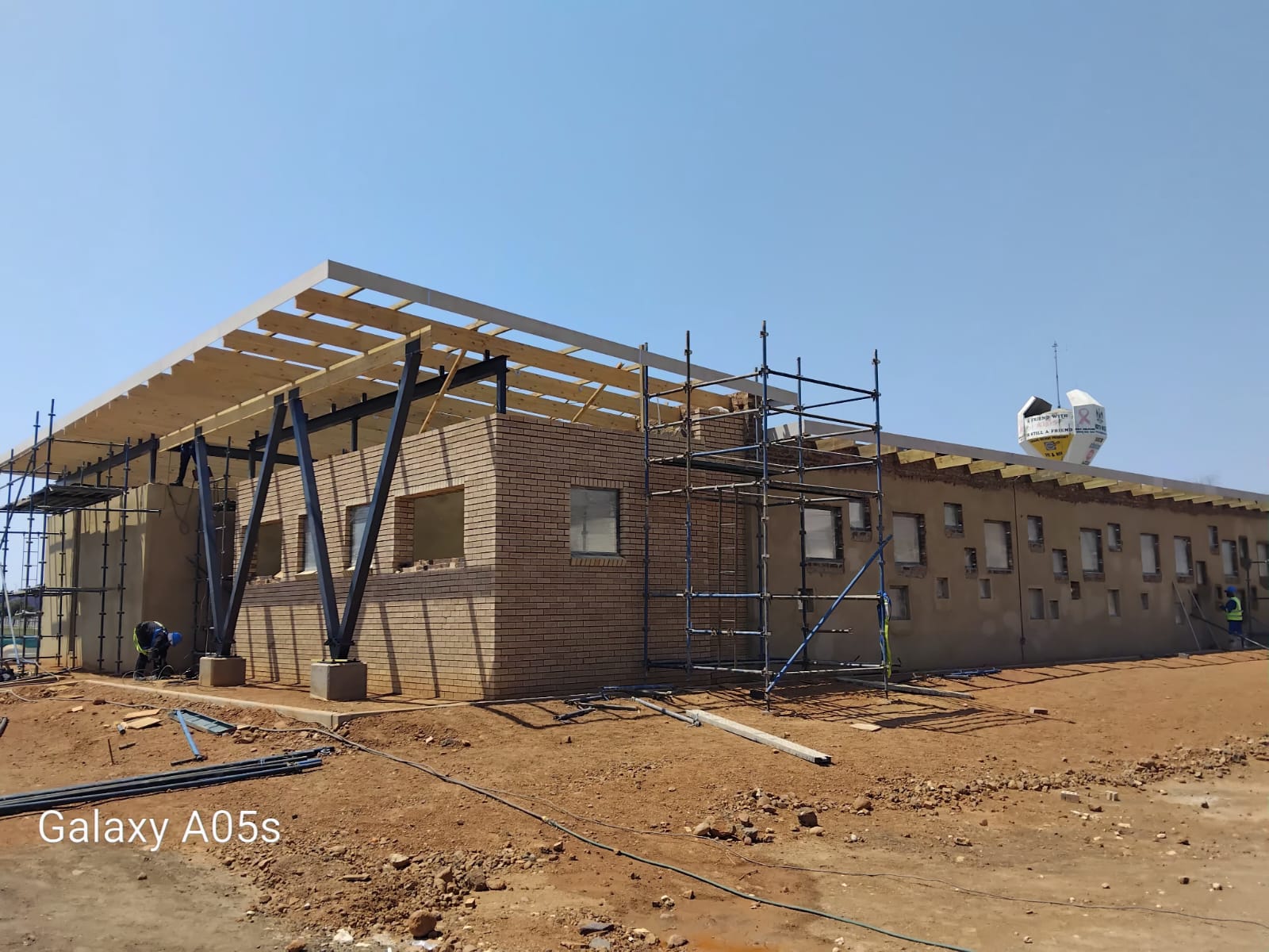 NWU Writing Centre — Mafikeng — V-bracing columns supporting roof overhang