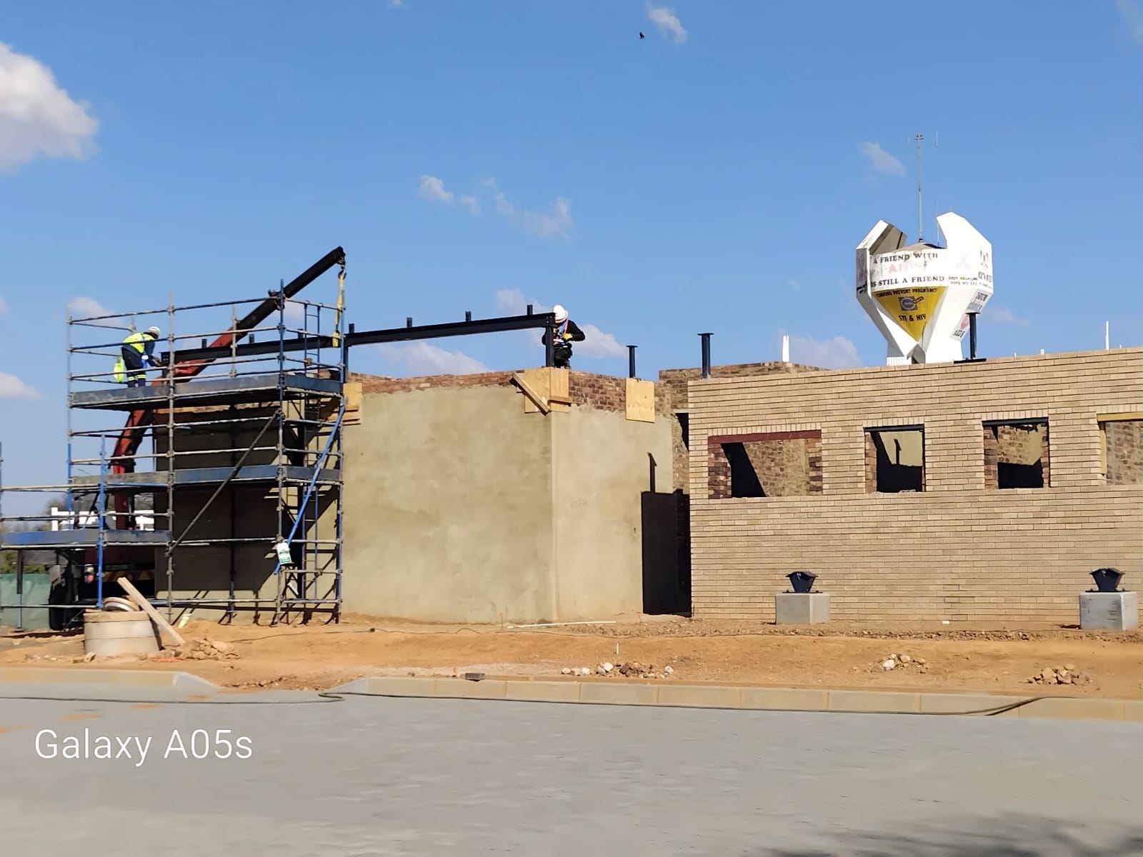 NWU Writing Centre — Mafikeng — Crane lifting roof beam onto column