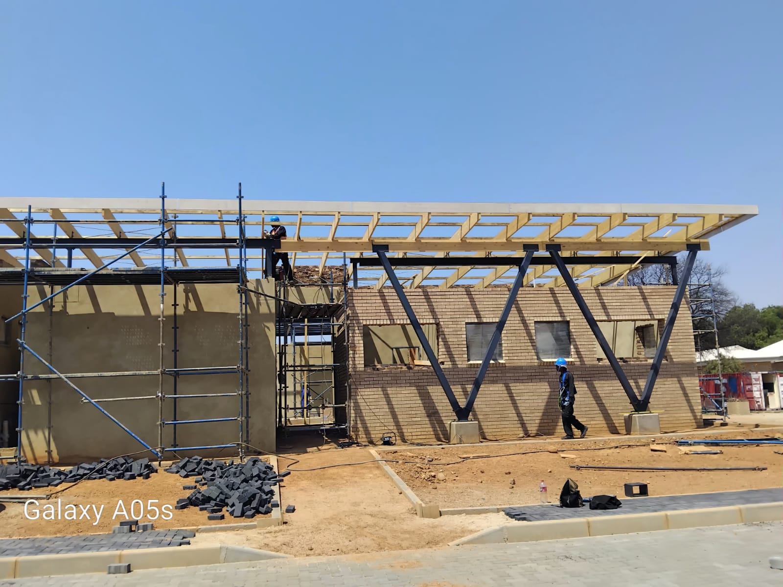 NWU Writing Centre — Mafikeng — Steel roof beams & timber purlins, brickwork in progress