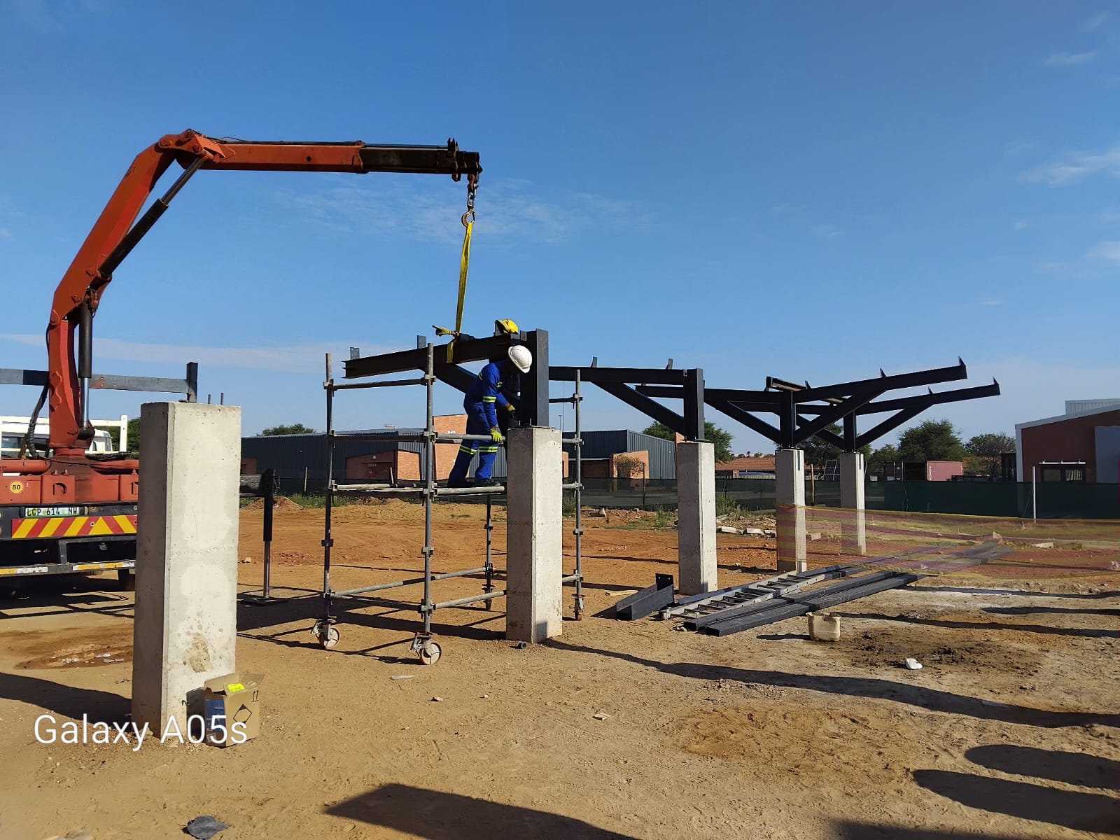 NWU Usala Lecture Halls — Mafikeng — Crane lifting steel beams onto columns